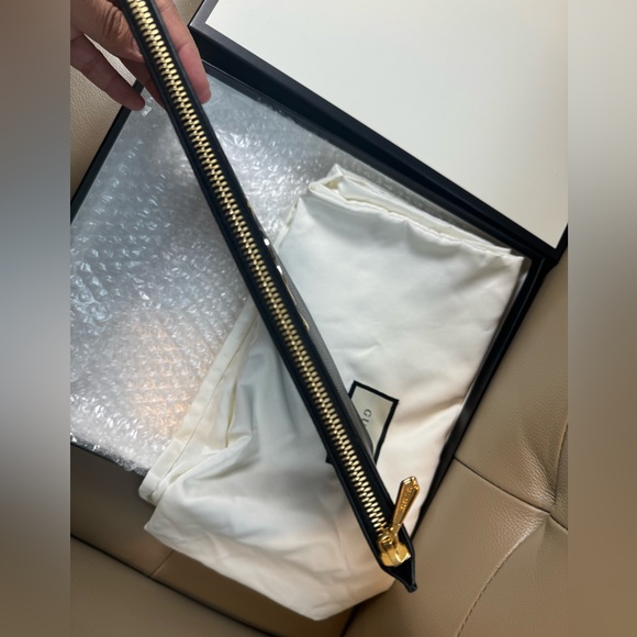 GUCCI▪️Grained Leather Zumi Pouch - Picture 7 of 11